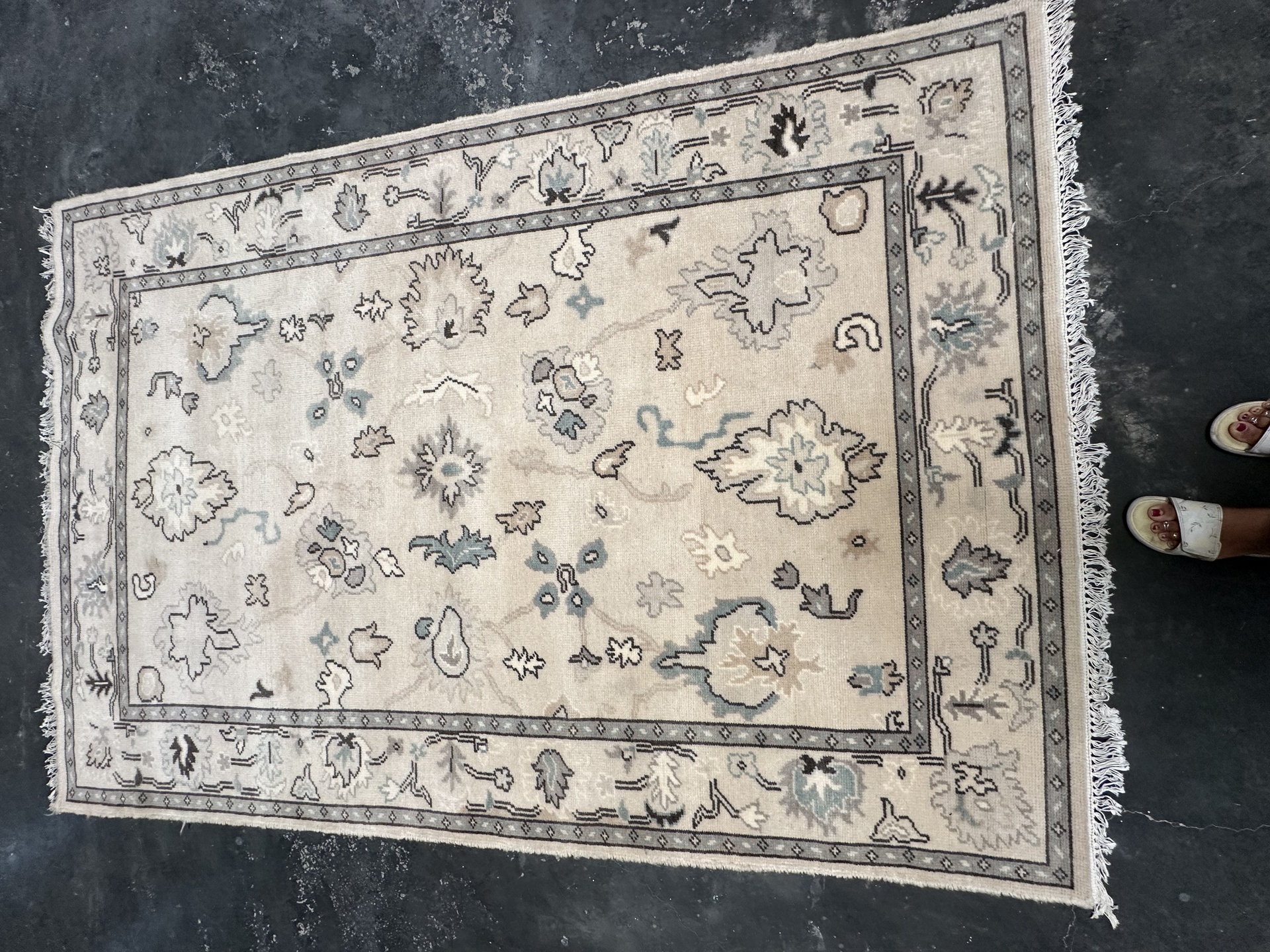 Oushak handknotted wool rug with floral pattern